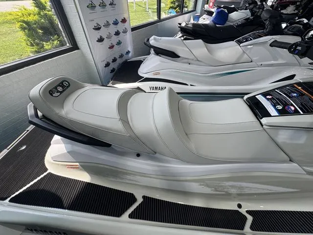 Slide: The Image of Yamaha VX Cruiser HO 2025 - 4