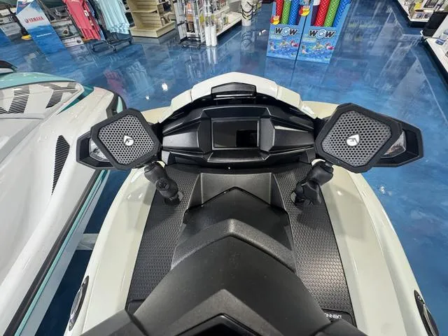 Slide: The Image of Yamaha VX Cruiser HO 2025 - 6