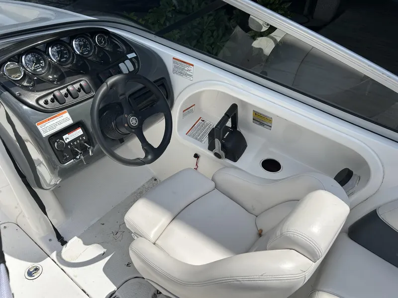 Slide: The Image of 2006 Yamaha Boats SX 210 cockpit with steering wheel and controls. - 4