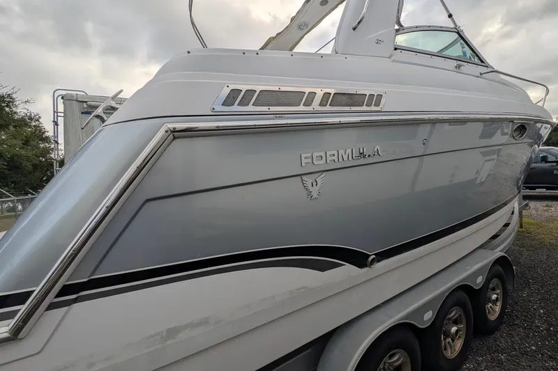Slide: The Image of 2006 Formula 27 Performance Cruiser boat on a trailer, side view. - 5