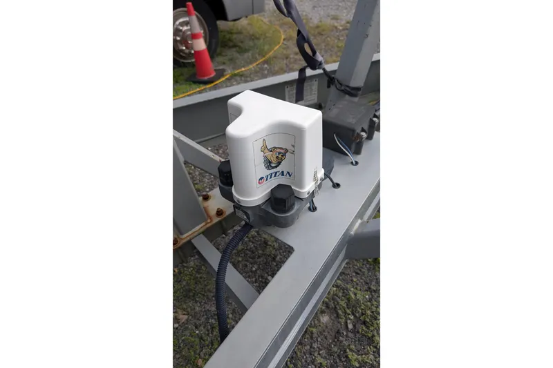 Slide: The Image of Titan brake actuator on trailer frame, near Formula 27 Performance Cruiser, 2006 model. - 53