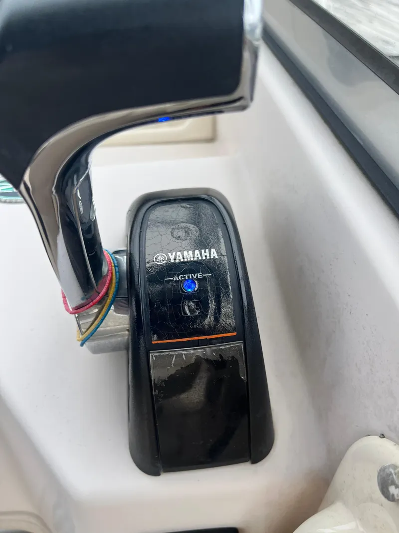 Slide: The Image of Yamaha throttle control on 2013 Grady-White 22 Seafarer boat, close-up view. - 8
