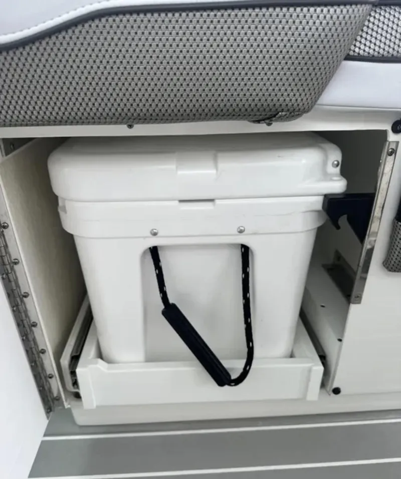 Slide: The Image of Storage compartment with cooler in 2021 Formula 400 Super Sport Crossover boat. - 21