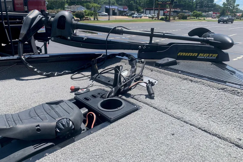 Slide: The Image of 2017 Tracker Pro Team 190 TX boat with Minn Kota Maxxum trolling motor. - 5