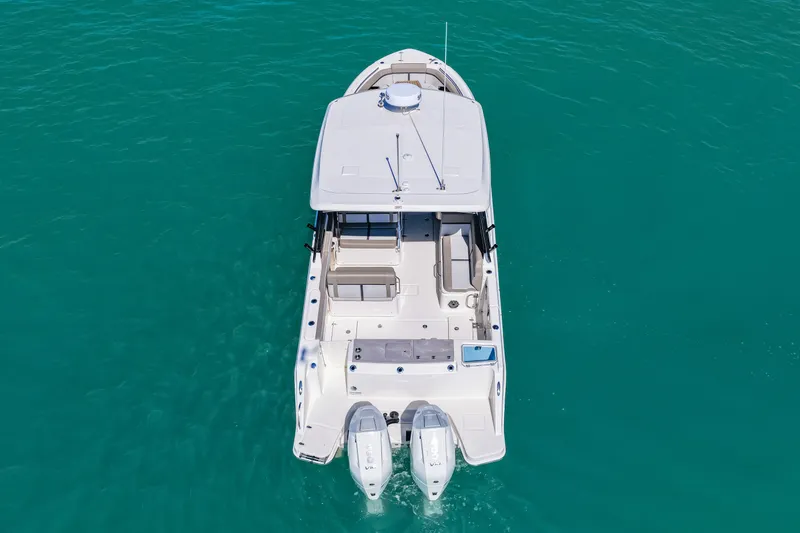Slide: The Image of Boston Whaler 330 Vantage 2026 - 14