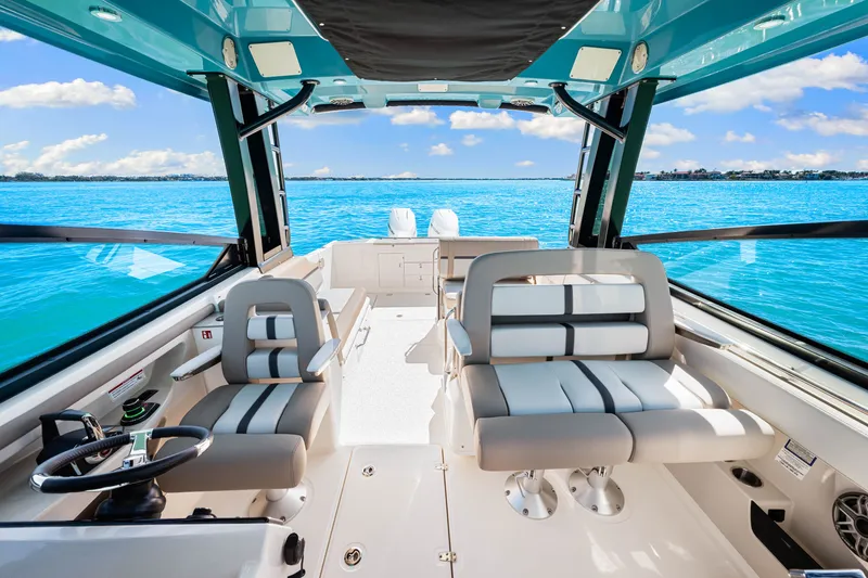 Slide: The Image of Boston Whaler 330 Vantage 2026 - 42