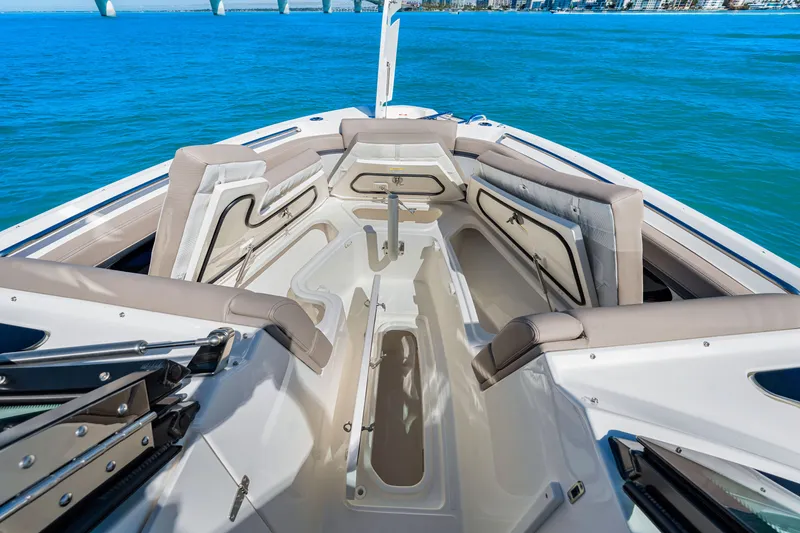 Slide: The Image of Boston Whaler 330 Vantage 2026 - 51