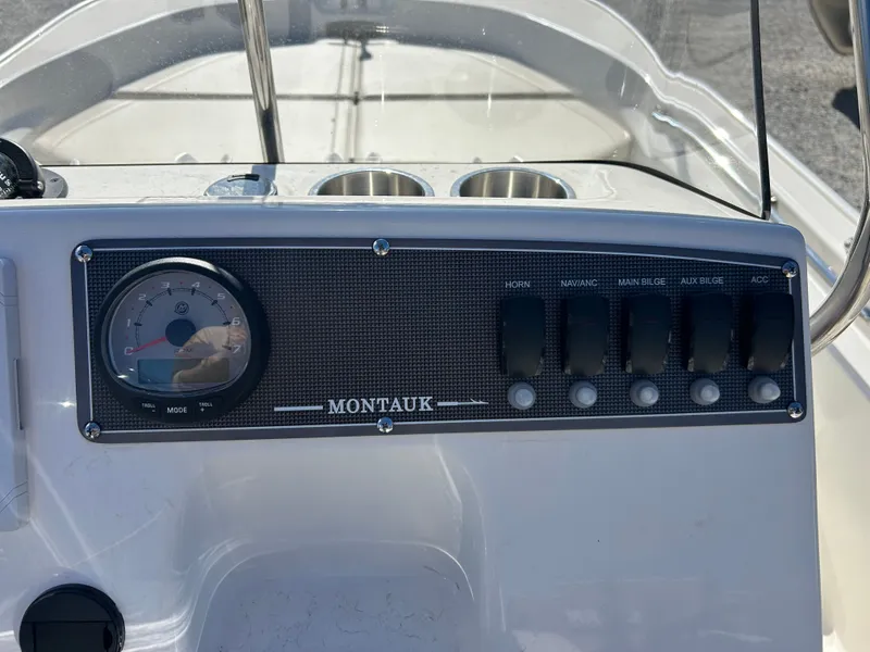 Slide: The Image of Boston Whaler 170 Montauk 2026 - 14