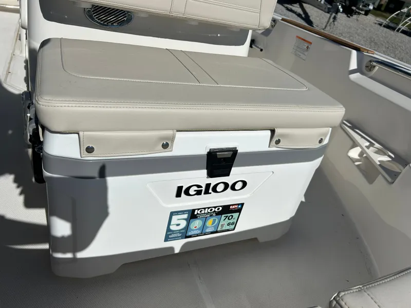 Slide: The Image of Boston Whaler 170 Montauk 2026 - 19