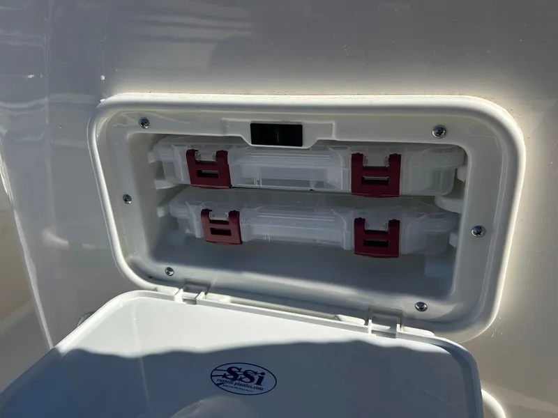 Slide: The Image of Boston Whaler 170 Montauk 2026 - 20