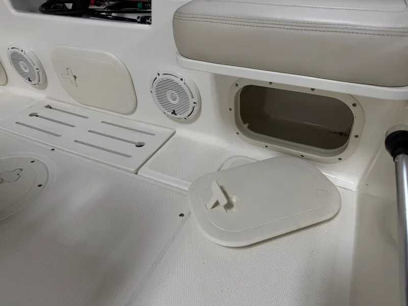 Slide: The Image of Boston Whaler 170 Montauk 2026 - 15