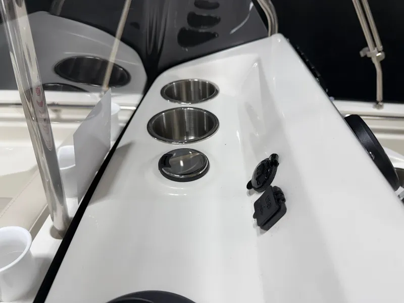 Slide: The Image of Boston Whaler 170 Montauk 2026 - 24