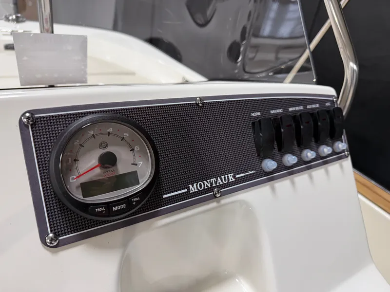 Slide: The Image of Boston Whaler 170 Montauk 2026 - 25