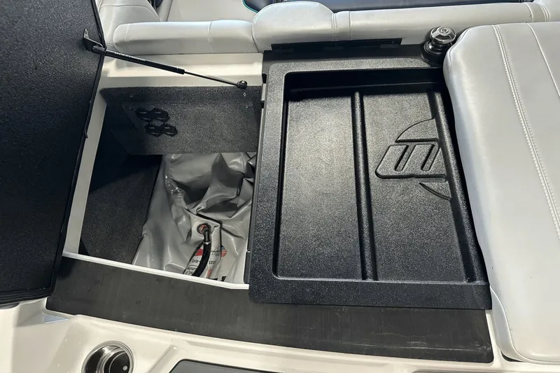 Slide: The Image of Malibu Wakesetter 21 VLX 2021 - 15
