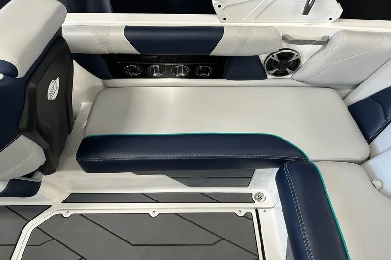 Slide: The Image of Malibu Wakesetter 21 VLX 2021 - 21