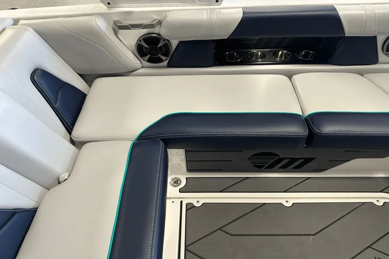 Slide: The Image of Malibu Wakesetter 21 VLX 2021 - 28