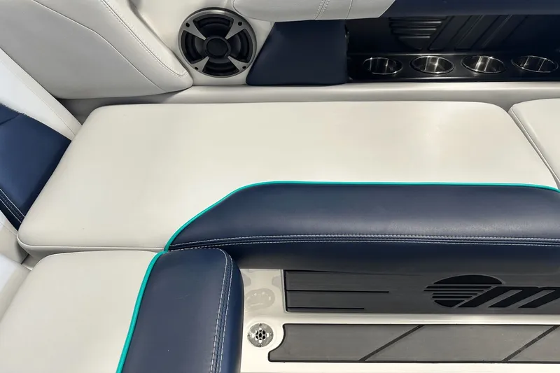 Slide: The Image of Malibu Wakesetter 21 VLX 2021 - 29