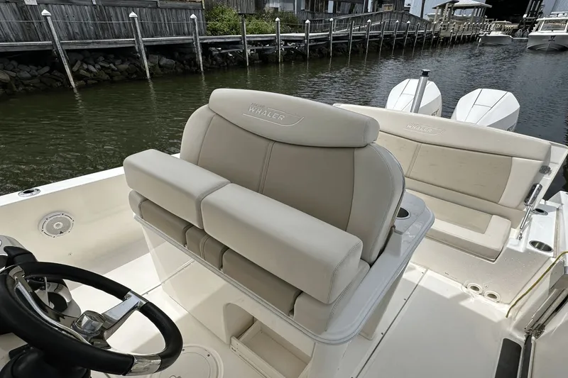 Slide: The Image of Boston Whaler 270 Dauntless 2021 - 12