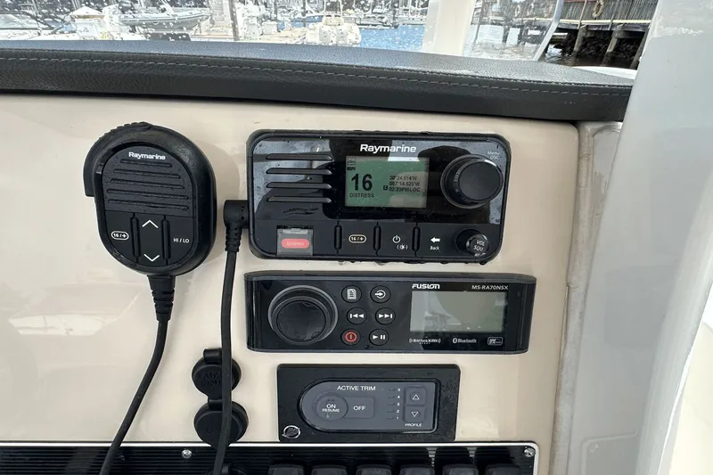 Slide: The Image of Boston Whaler 270 Dauntless 2021 - 16