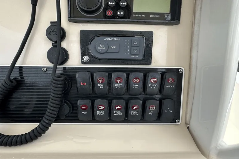 Slide: The Image of Boston Whaler 270 Dauntless 2021 - 17