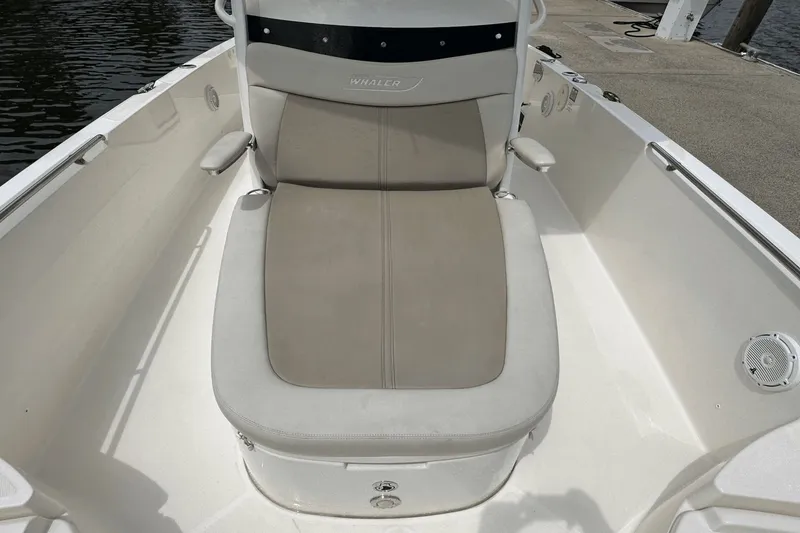 Slide: The Image of Boston Whaler 270 Dauntless 2021 - 24