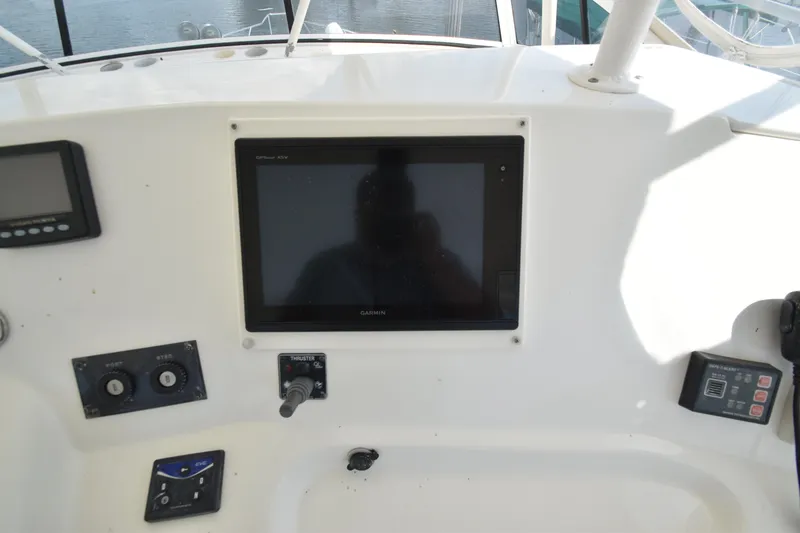 Slide: The Image of 2007 Silverton 38 Convertible helm with Garmin GPS and control panel. - 15