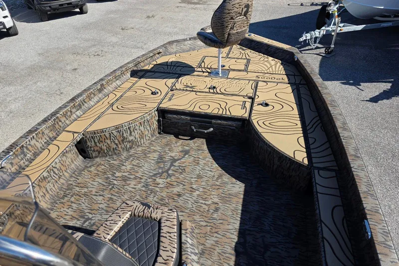 Slide: The Image of 2026 Xpress X23 Bay boat interior with Yamaha Vmax 250 SHO, featuring camo design. - 11