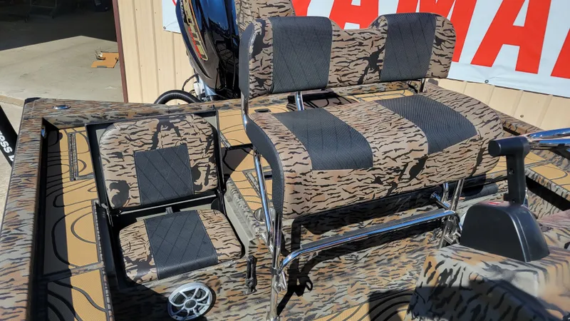 Slide: The Image of Camouflage seating on 2026 Xpress X23B Bay boat with Yamaha Vmax 250 SHO engine. - 16