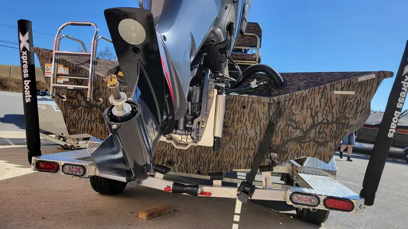 Slide: The Image of Rear view of 2026 Xpress X23B Bay boat with Yamaha Vmax 250 SHO engine. - 4