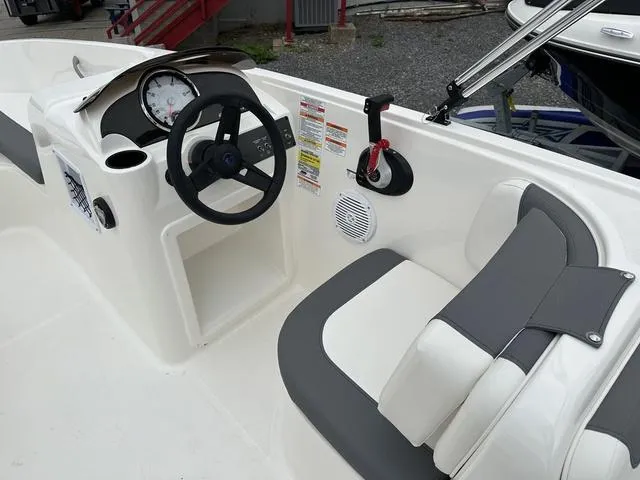 Slide: The Image of Bayliner Element E18 2025 - 11