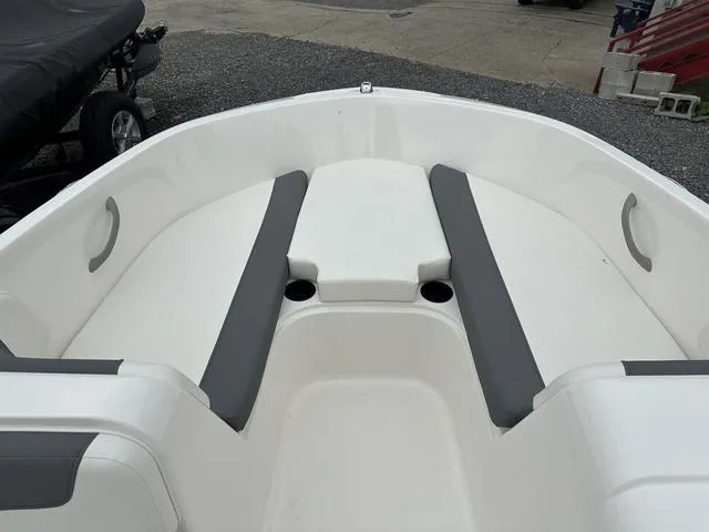 Slide: The Image of Bayliner Element E18 2025 - 15