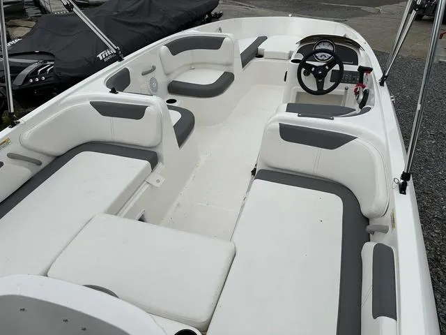 Slide: The Image of Bayliner Element E18 2025 - 5