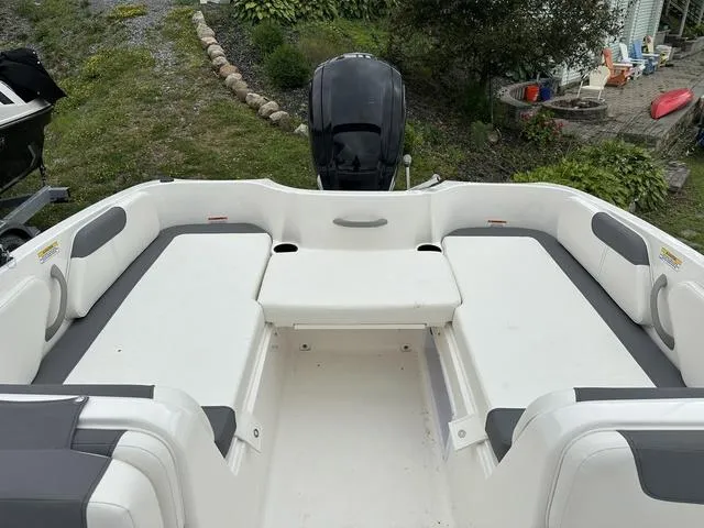 Slide: The Image of Bayliner Element E18 2025 - 6