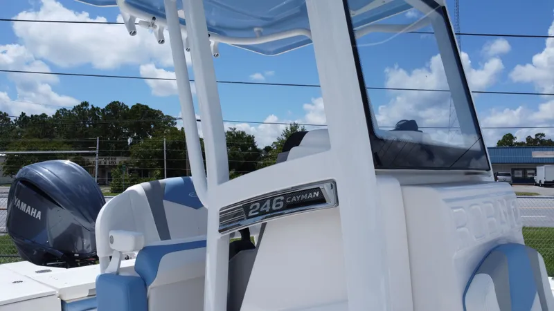 Slide: The Image of Robalo 246 Cayman 2025 - 11