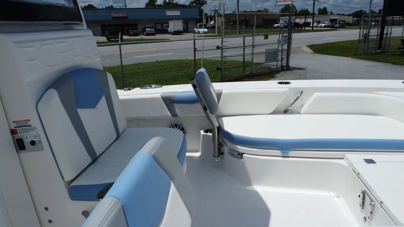 Slide: The Image of Robalo 246 Cayman 2025 - 12