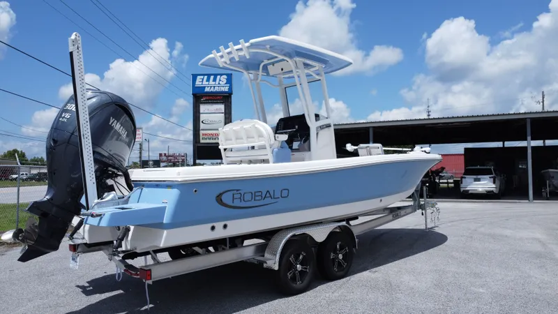 Slide: The Image of Robalo 246 Cayman 2025 - 16