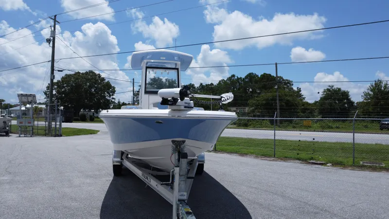 Slide: The Image of Robalo 246 Cayman 2025 - 17