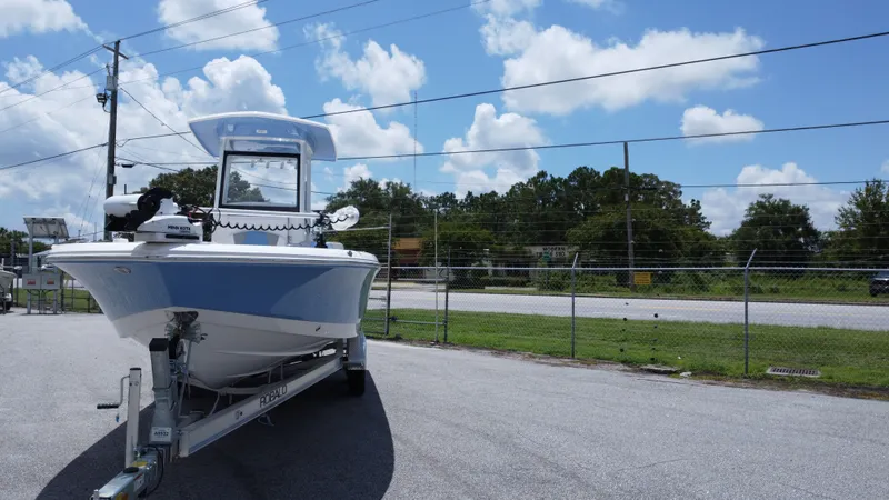 Slide: The Image of Robalo 246 Cayman 2025 - 18