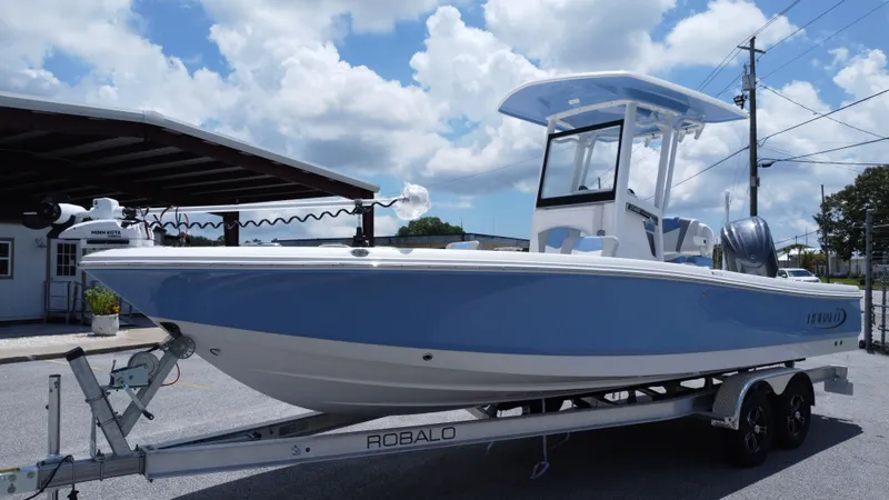 Slide: The Image of Robalo 246 Cayman 2025 - 20