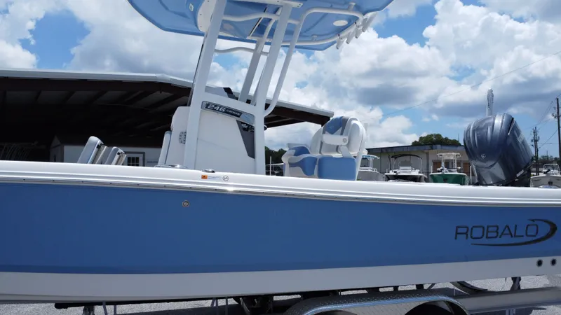 Slide: The Image of Robalo 246 Cayman 2025 - 21
