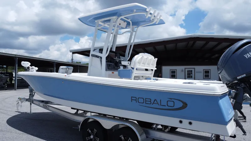 Slide: The Image of Robalo 246 Cayman 2025 - 22