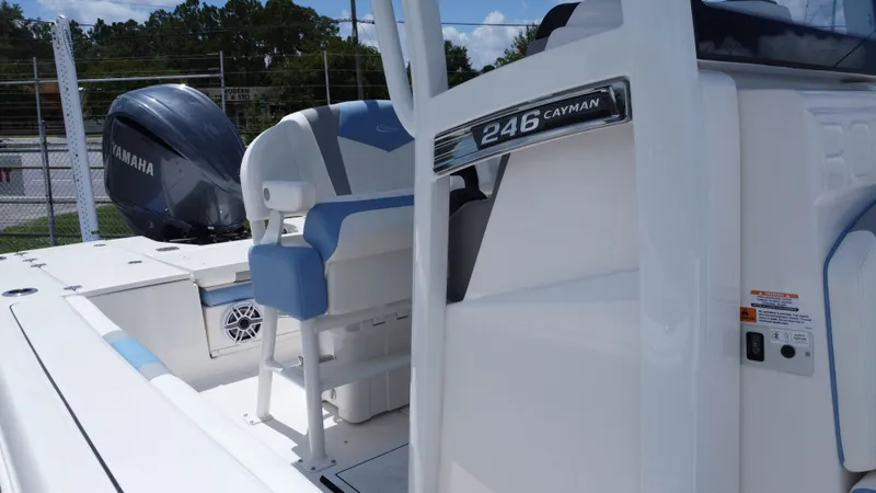 Slide: The Image of Robalo 246 Cayman 2025 - 26