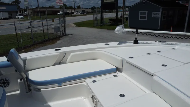 Slide: The Image of Robalo 246 Cayman 2025 - 28