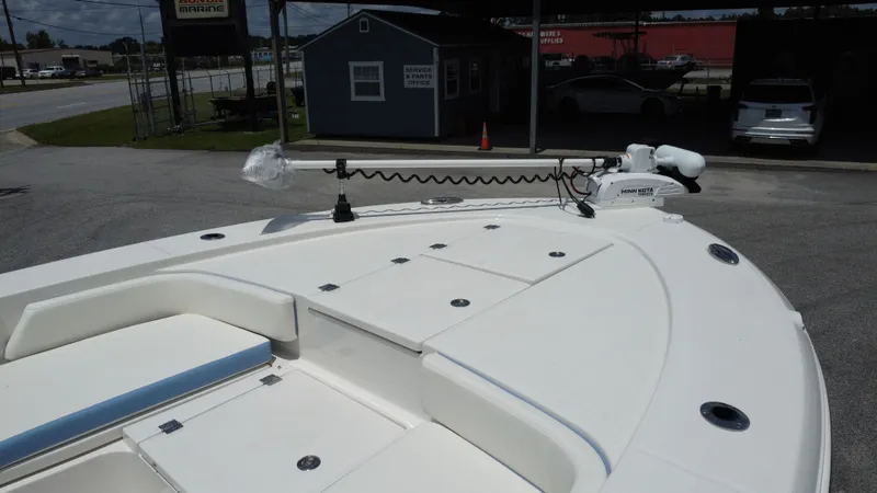 Slide: The Image of Robalo 246 Cayman 2025 - 29