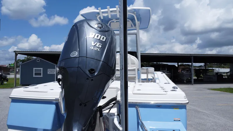 Slide: The Image of Robalo 246 Cayman 2025 - 5