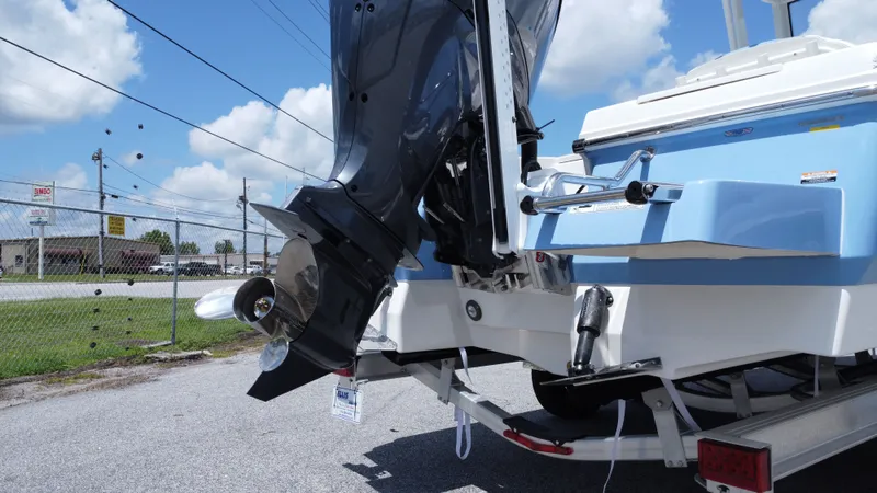 Slide: The Image of Robalo 246 Cayman 2025 - 7