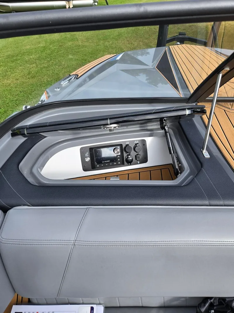 Slide: The Image of Nautique Ski Closed Bow 2022 - 10