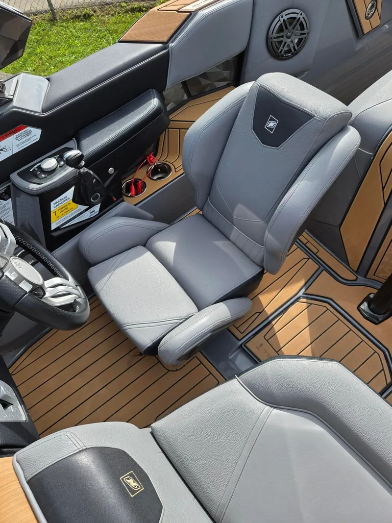 Slide: The Image of Nautique Ski Closed Bow 2022 - 11