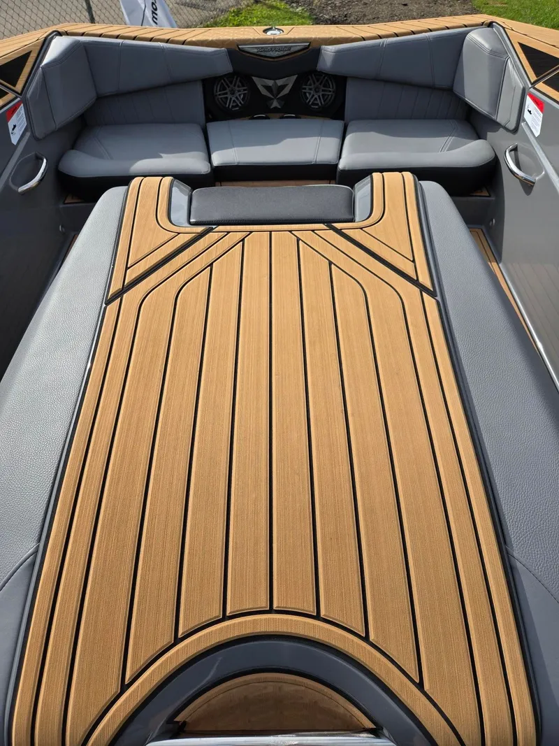 Slide: The Image of Nautique Ski Closed Bow 2022 - 12