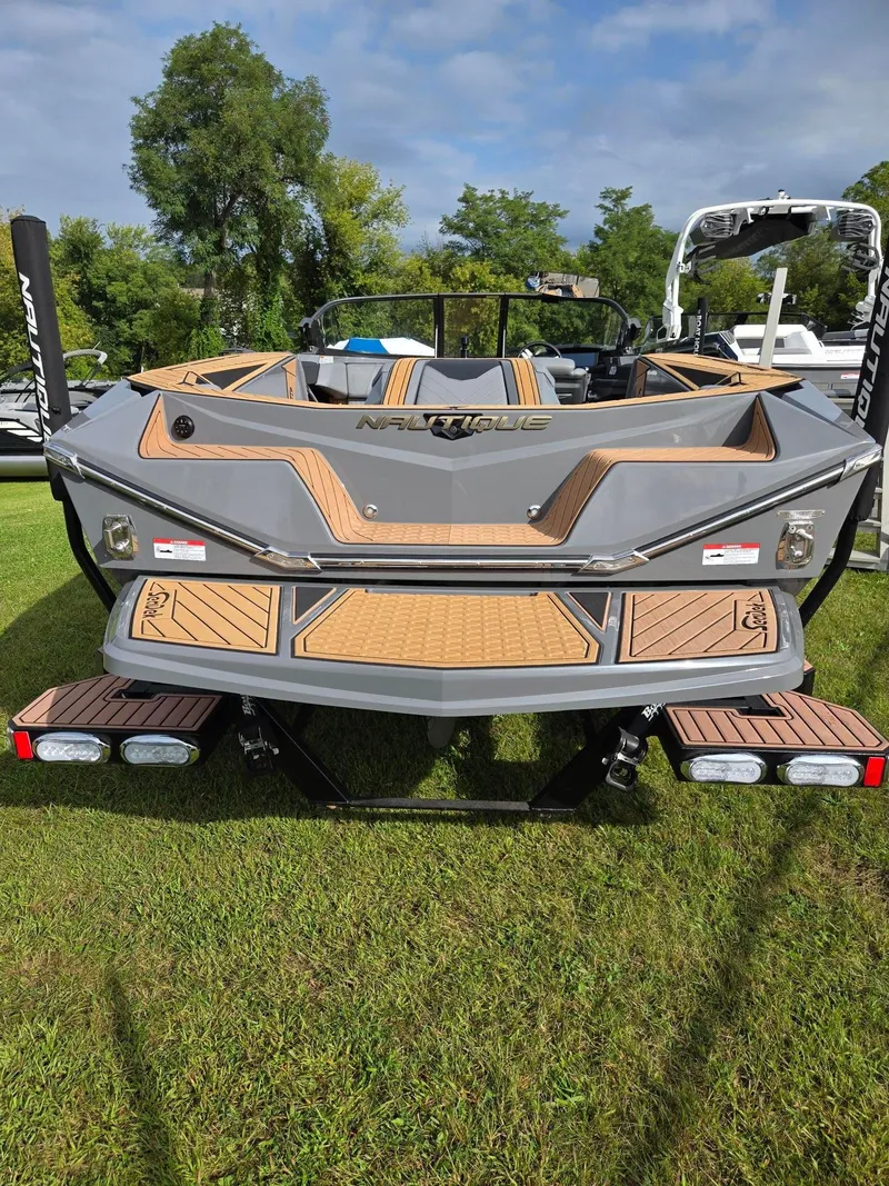 Slide: The Image of Nautique Ski Closed Bow 2022 - 5